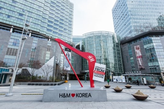 H&M, 올해 첫 매장 영등포 타임스퀘어서 오픈..2015 스튜디오 컬렉션 출시