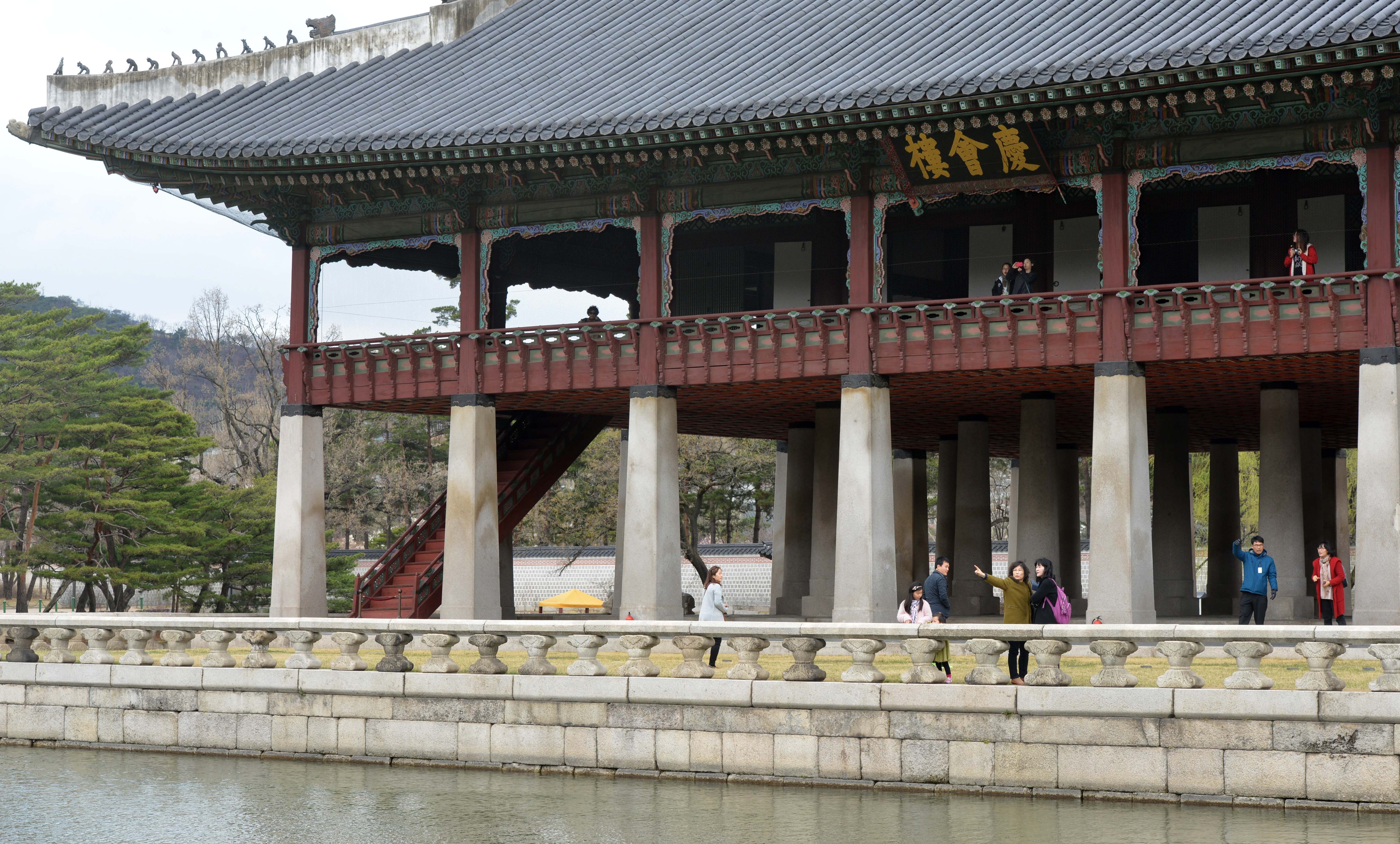 봄날 경회루 관람