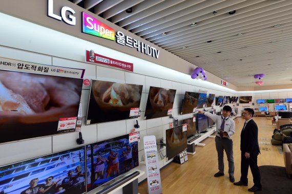 [LG전자 1분기 깜짝실적] LG전자 슈퍼울트라 HDTV 둘러보는 고객