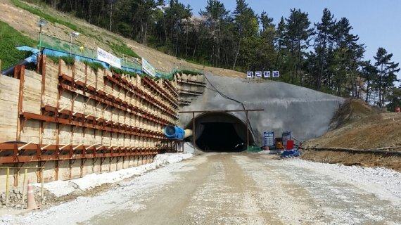 철도공단, 동해남부선 부산~울산 건설사업 마근터널 관통