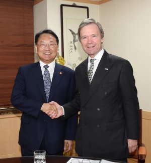 유일호 한영 FTA 논의 필요..英측 무역부 신설, 관련 논의 진행