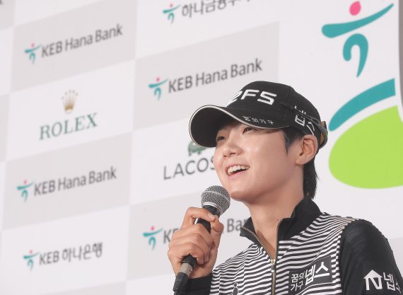박성현, 7언더파 몰아치기로 우승 경쟁 가세..선두와 3타차