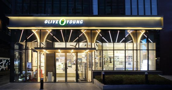 [유통업계 핫이슈 핫현장] 올리브영 부산광복본점 女心 홀리는 라이프스타일숍 도약