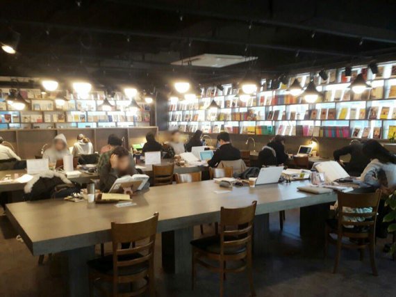 [백문이불여일체험] 커피랑도서관, 시끄럽지도 답답하지도 않은 카페형 도서관