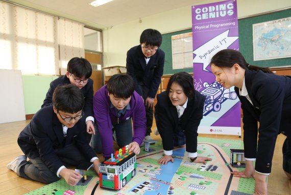 LG CNS, 서연중학교서 무료 SW코딩 교육