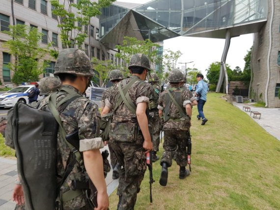 연세대 공학관서 택배 폭발…테러 의심에 군·경 투입 (3보)