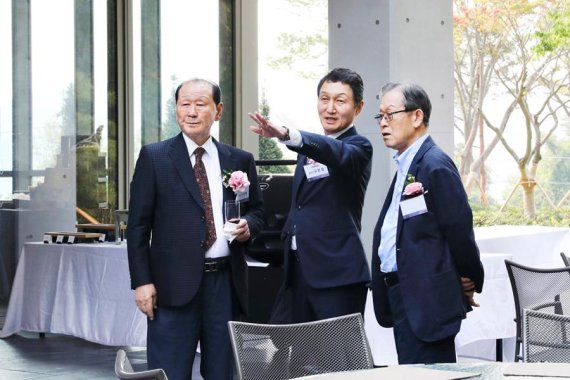아워홈, 두번째 연수원 용인 지수원 개관... 국내최대 이동저수지 내려다보여