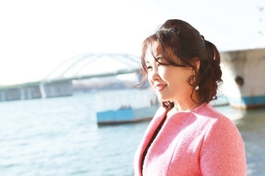 “어머니를 위해 노래하는 시인”…도원, 해변 콘서트 개최