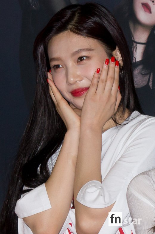 [포토] 레드벨벳 조이, ‘입술도 네일도 빨개요’