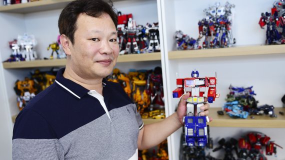 [덕터뷰] 토이팩토리, 변신로봇에 행복한 어른들.. “세상에 없는 로봇 만들기도”