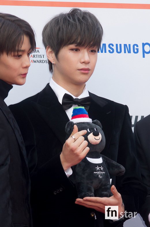 [포토] 워너원 강다니엘, ‘곰인형 소중히 들고서’