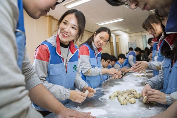 녹십자 신입사원, 여럿이 함께 푸드뱅크서 봉사활동 