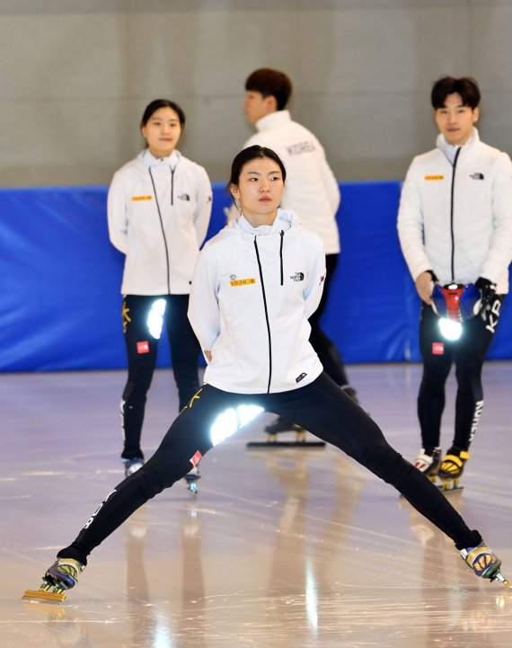 쇼트트랙 국가대표는 몸풀기도 국가대표급