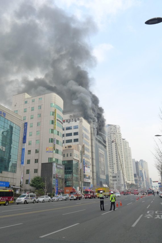 울산 삼산로 전면 통제 ...뉴코아아울렛 화재