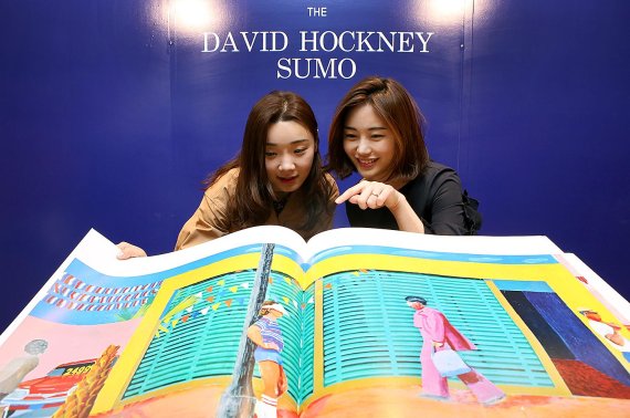 현대百, 백화점에서 책과 예술 작품들을 함께 즐겨보세요~