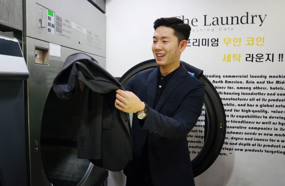 세탁기로 돌리세요 코오롱 브렌우드의 물세탁 가능 정장 ‘워셔블  수트’ 눈길