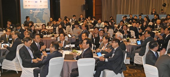 유통혁신포럼 경청하는 참석자들