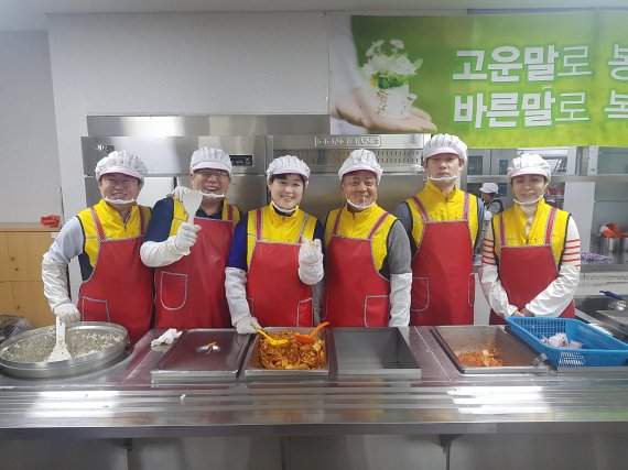 윤미현 과천시의장 노인복지관 배식봉사