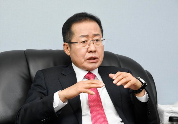 홍준표, 전대 불출마 "끝까지 함께 못해 유감"