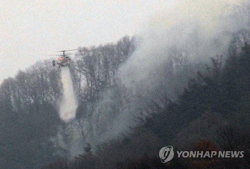 청주 우암산서 산불…헬기 4대 동원 진화 중