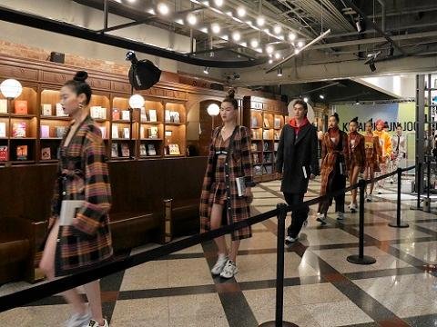 아크앤북, 패션과 서점이 만나는 이색 패션쇼 열어