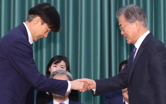 文 '법무장관 조국' 강행… 격랑 휩싸인 정국[조국 법무장관 임명]