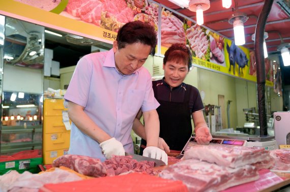 [fn포토] 정육점서 능숙한 칼질 뽐내는 원희룡 제주지사