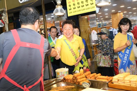 [포토뉴스] 안승남 구리시장 전통시장 장보기