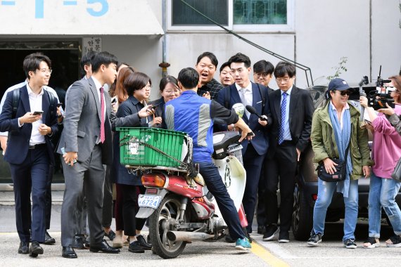 조국 장관 집에서 나오는 배달원에게 질문하는 취재진