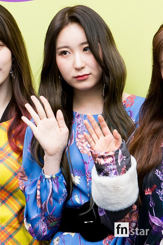 [포토] 아이즈원 이채연, ‘수줍은 눈빛’
