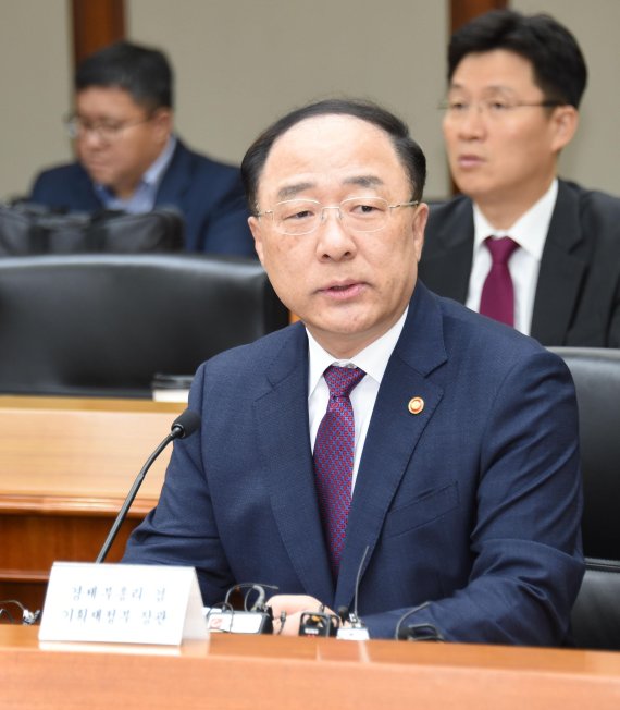 홍남기 부총리 반환점 돈 文 정부, 미진했어…경장·편달 자세로 임할 것