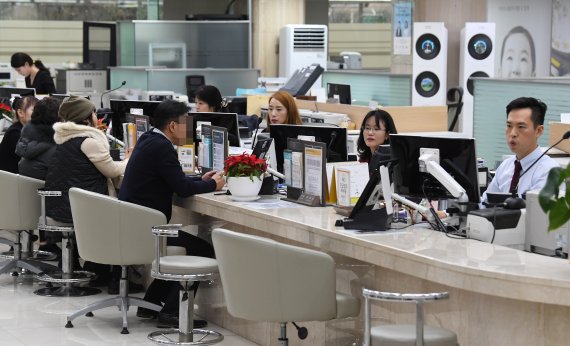 대출상담 받는 시민들