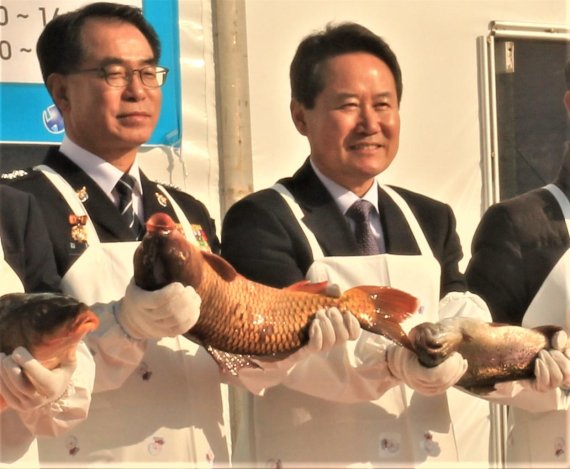 [포토뉴스] 홍천 겨울축제에는 송어가  최고죠!