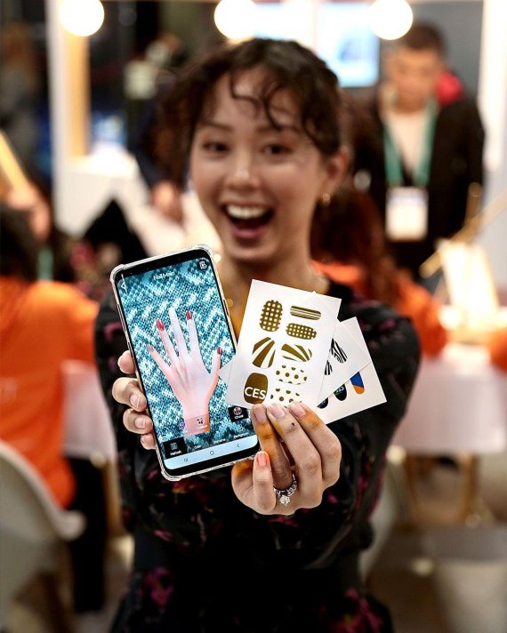 CES2020에서 상 받은 네일 프린터 ‘네일팝’ 7월에 나온다 