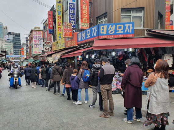 [현장르포] 끝자리 1번인데도 5곳째 허탕…마스크 5부제 첫날