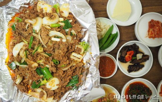 〔소확행 로컬 맛집〕입안 가득 고소함...상추에 양념 오리 환상의 궁합
