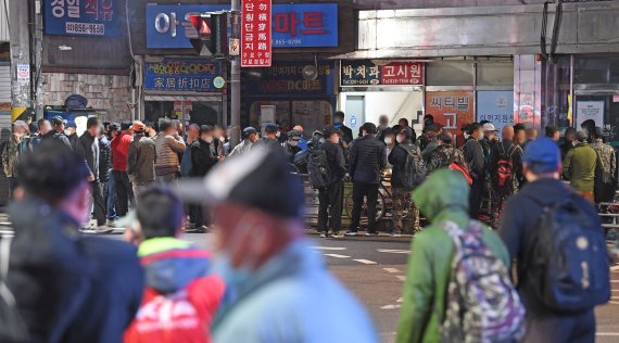 [네모이야기]인력시장 찾는 사람들