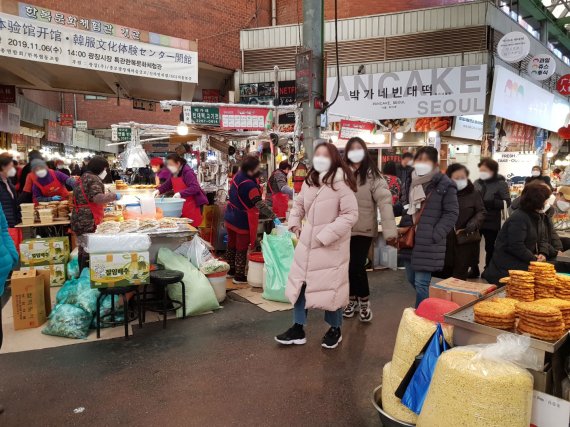 모이지 못하니 대목도 없다 설 앞둔 전통시장의 그늘