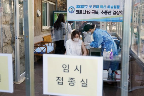 동대문구, 코로나 백신 접종...최초 접종자는 최창락 병원장