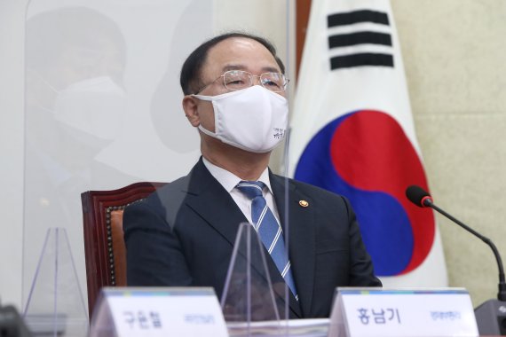 홍남기 궂은 소리 듣더라도...부채 안심 못해 소신 발언