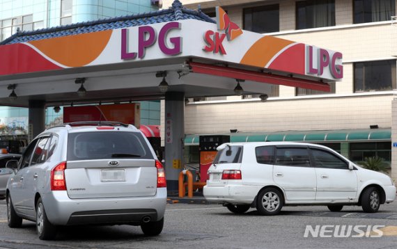 LPG충전소, 매년 60여곳 휴폐업...셀프 충전 허용해야