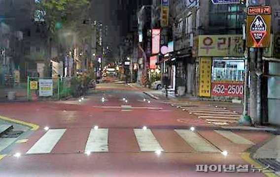 “확 눈에 띄네” 제주시, LED 활주로형 횡단보도 설치