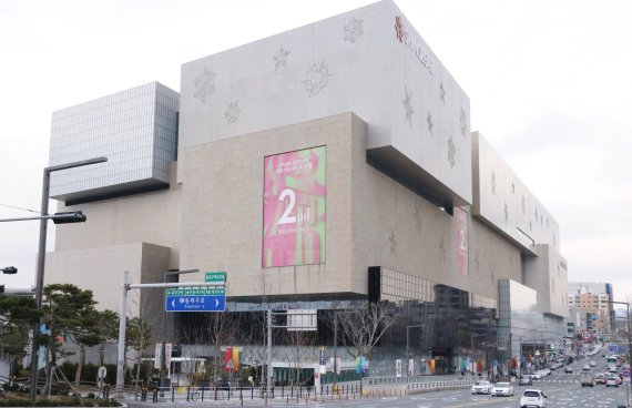 대구신세계, 장학금에다 수저세트까지
