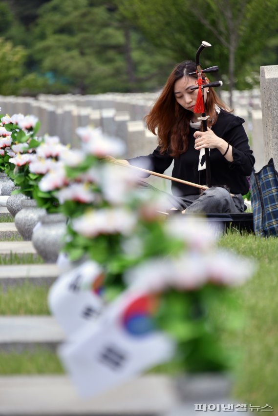 참전용사 할아버지의 넋을 기리는 손녀의 연주