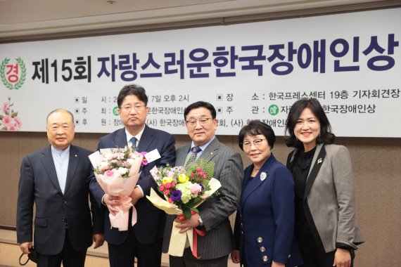 정동수 더제니스치과 원장 보건복지부장관 표창장 수상