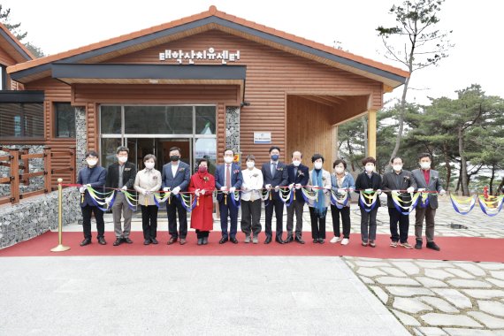 숲 속 휴식·치유…천안 태학산 산림치유센터 개관