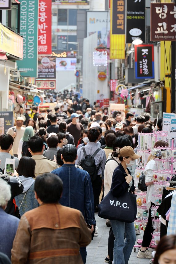 이게 얼마만이야… 활기 찾은 명동거리
