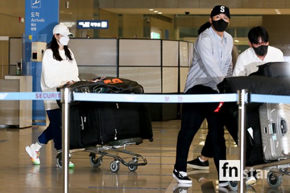 [포토] 현빈-손예진, '신혼여행 마치고 입국'