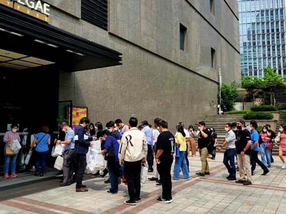 쇼핑하러 한국 여행 왔어요 외국인 관광객들로 면세점 북적 [현장르포]