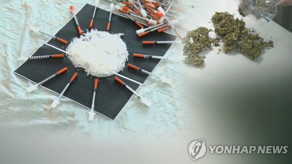 택시에 마약 봉지 두고 내린 20대 여성..마약 찾으러 다시 갔다가 체포됐다
